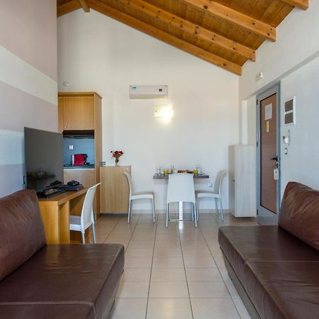 Isida Hotel Agia Marina Bagian luar foto