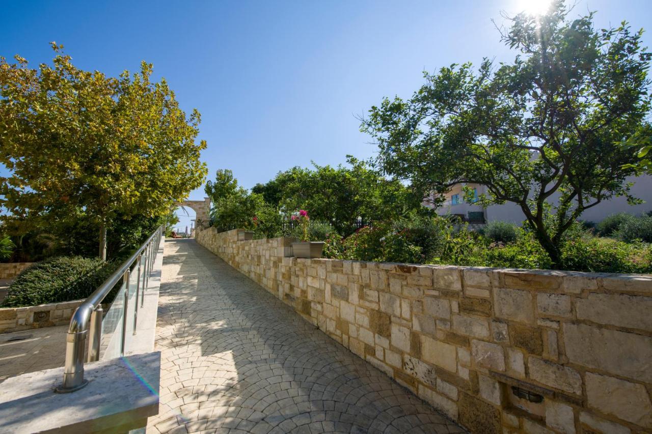 Isida Hotel Agia Marina Bagian luar foto