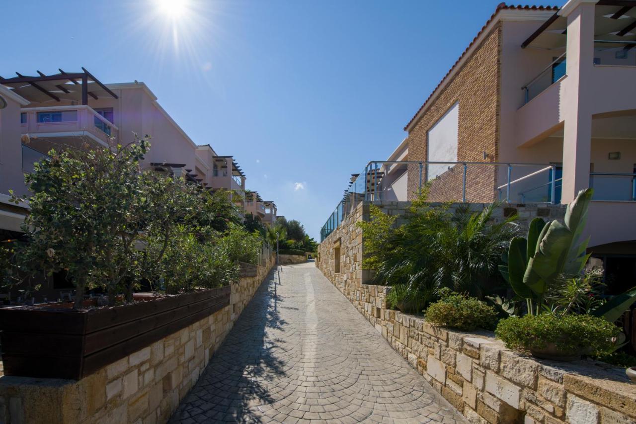 Isida Hotel Agia Marina Bagian luar foto