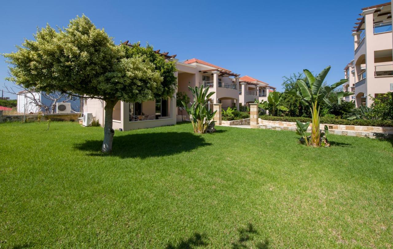 Isida Hotel Agia Marina Bagian luar foto